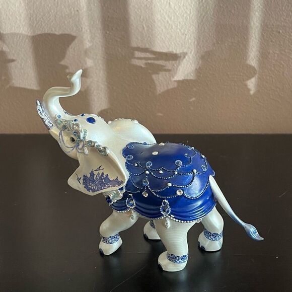 The Hamilton collection sparkling blue willow elephant figurine - Picture 7 of 12